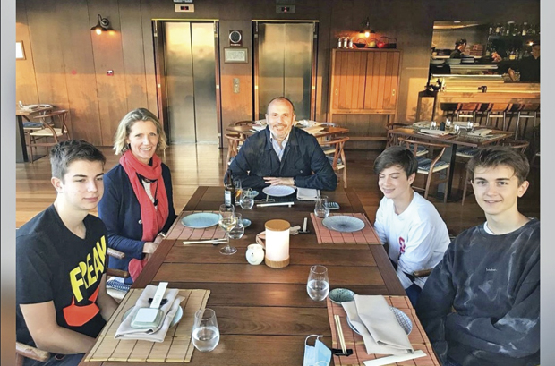 Шпијунка: Фабрици части за Дан очева